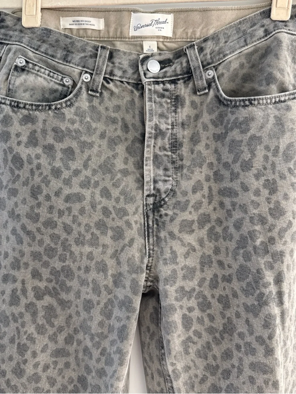 Universal Thread Leopard 90’s Mid Rise Jeans - Picture 3 of 4